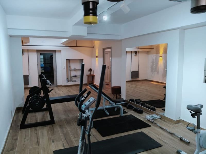 Spor ekipmanları alanının kapı tarafından görünümü