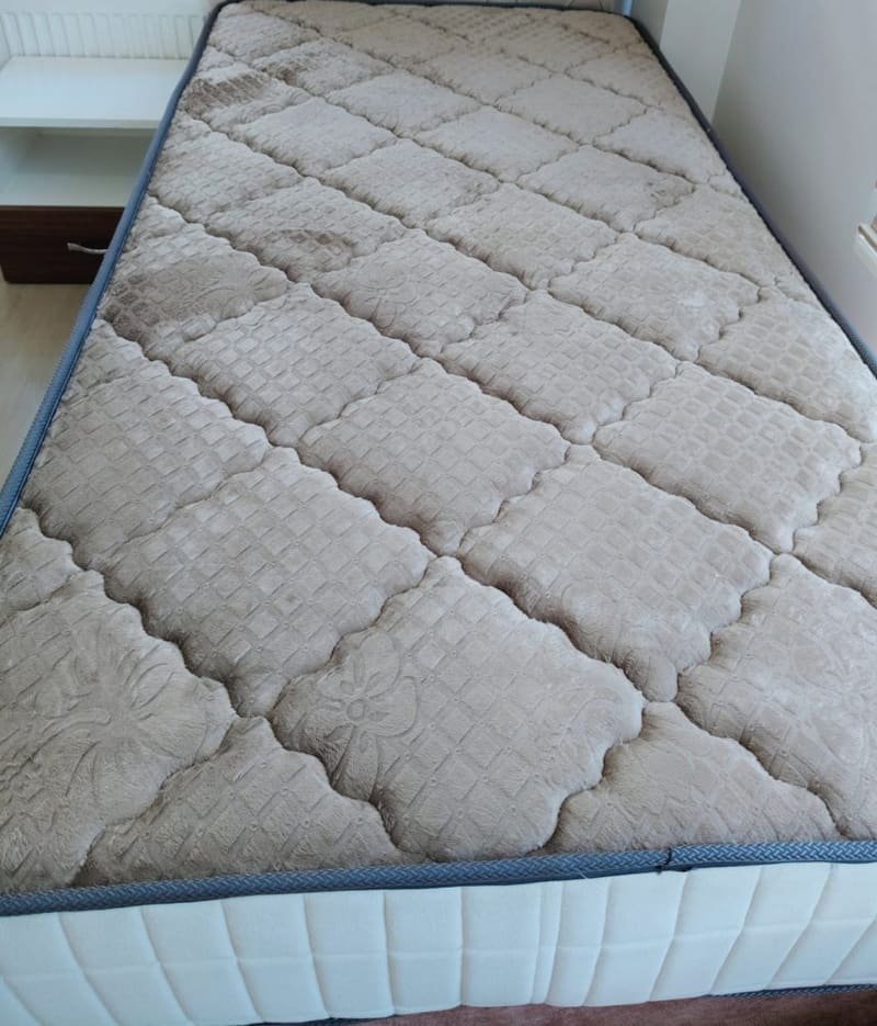 Kapitone yatak koruyucusunun yakından görünümü